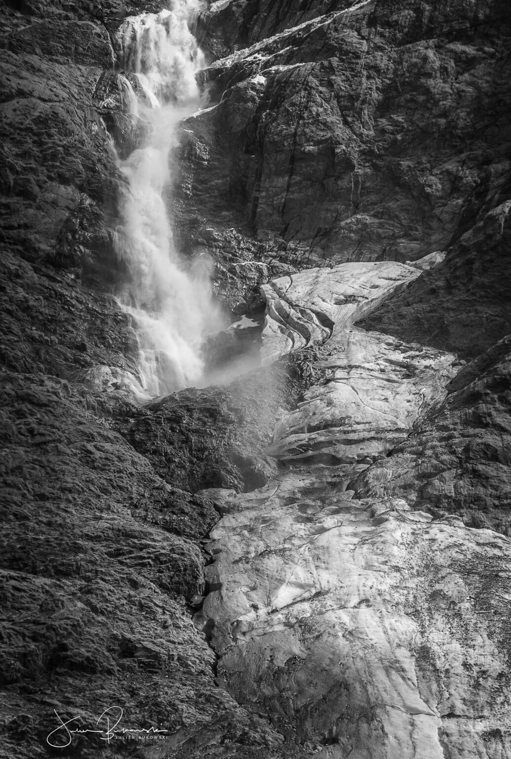 Cascade sous le glacier du Trift (Suisse)