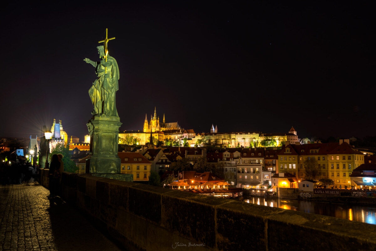 Château de Prague depuis le Pont Charles (Tchèquie)
