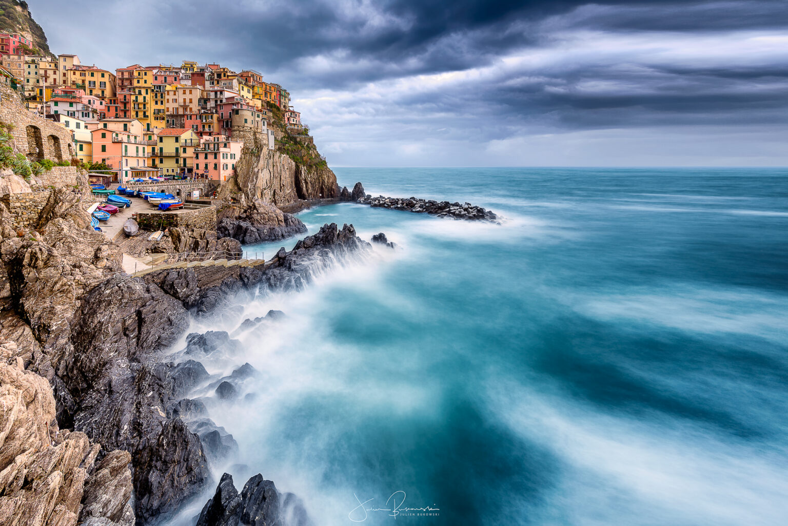 Le village de Manarola accroché à la falaise à l'heure bleue, Cinque Terre