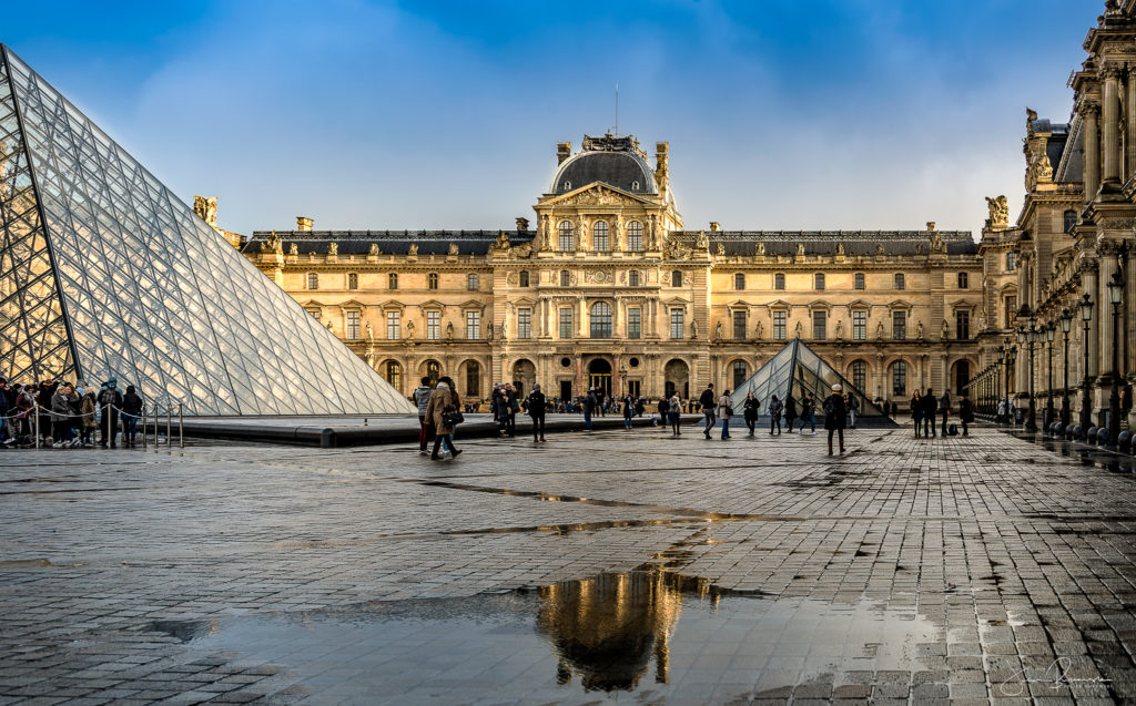 Reflet sur le Louvre (Paris)