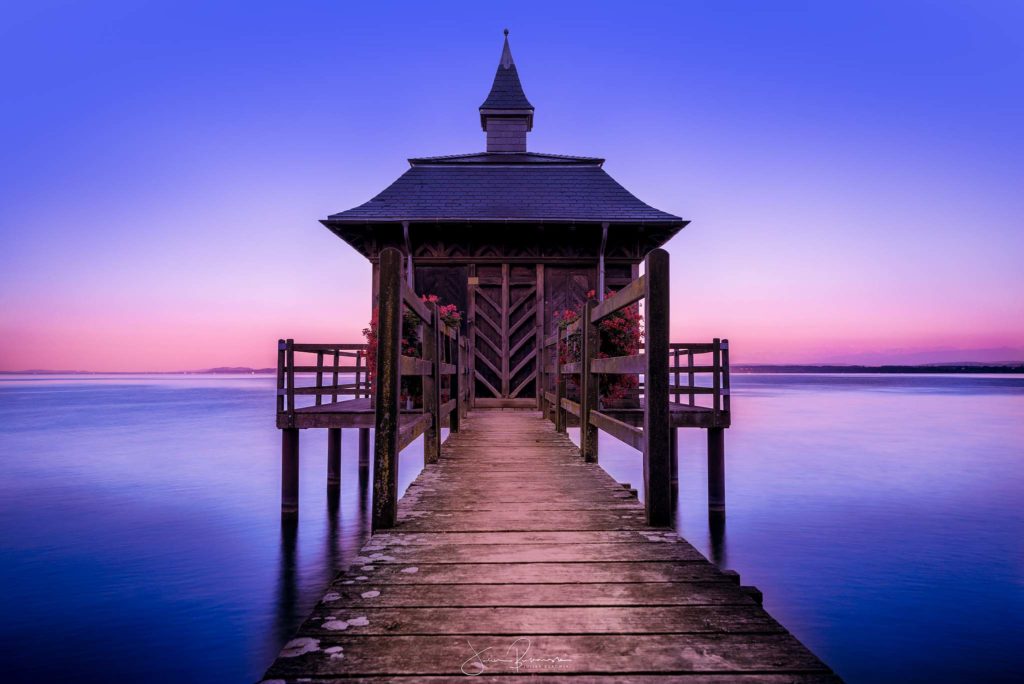 Capsule dans le bleu du lac-v2