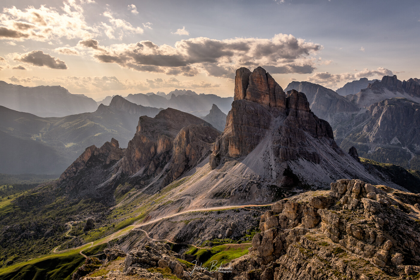 Vue sur l'Averau depuis le Nuvolau, couches de sommets des Dolomites