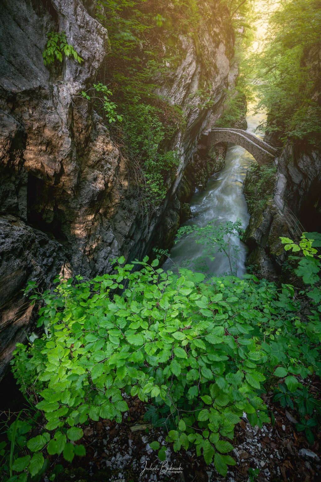Cross the river (Gorges de l'Areuse - Suisse)