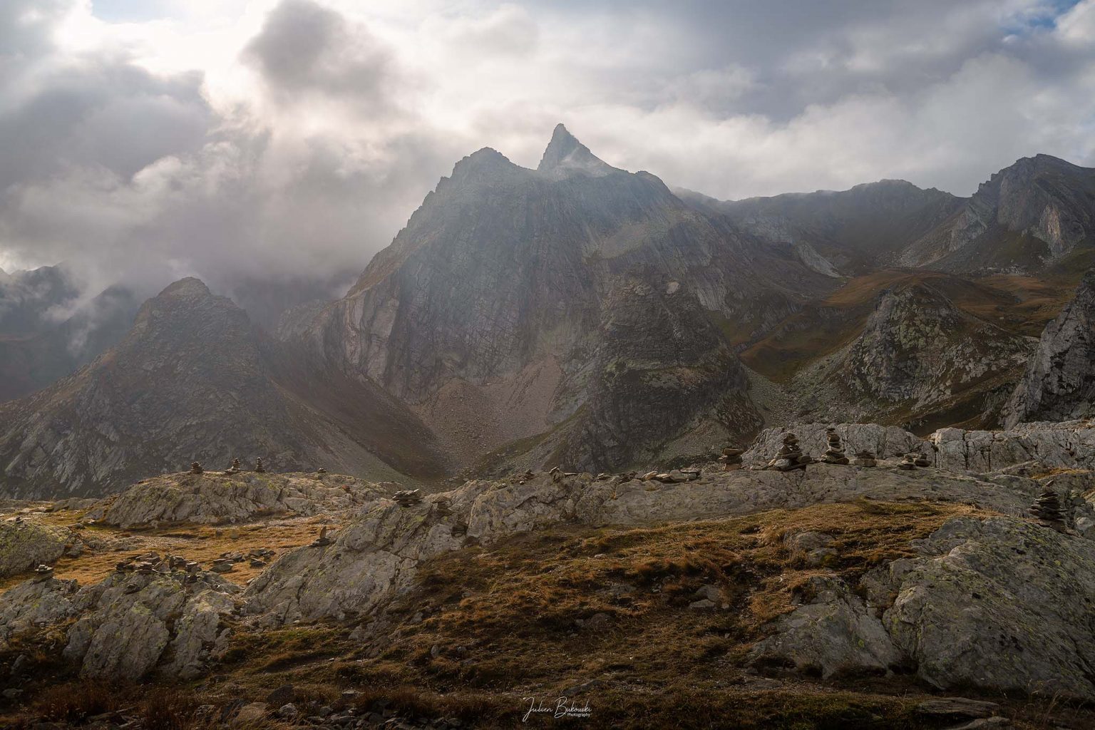Aligned-Col Grand Saint Bernard-Suisse-Italie-cairn-nuageux-montagnes-col suisse-col italien-brume-nuages