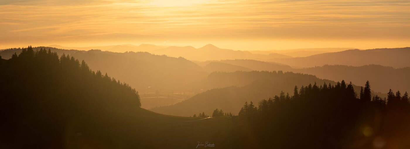 DSC7265 Panorama w Golden Light-Canton de Neuchâtel-Suisse-coucher du soleil-lumière dorée-heure dorée-panorama-Julien Bukowski-photo de paysage