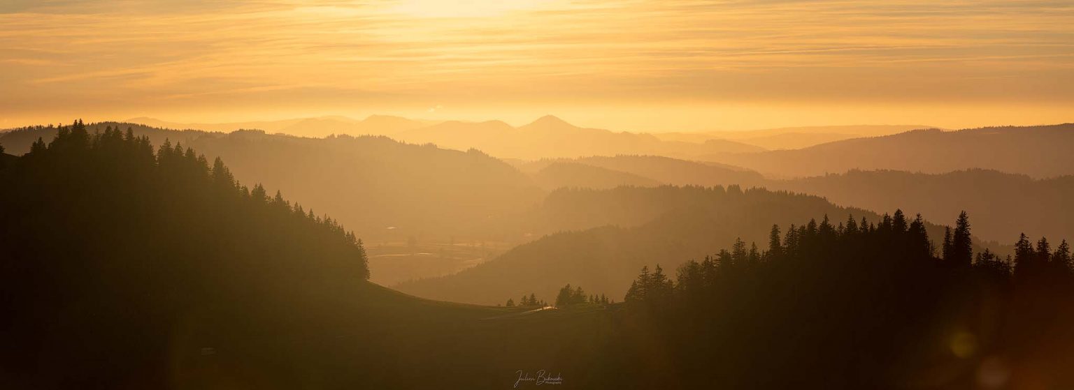Golden Light-Canton de Neuchâtel-Suisse-coucher du soleil-lumière dorée-heure dorée-panorama-Julien Bukowski-photo de paysage