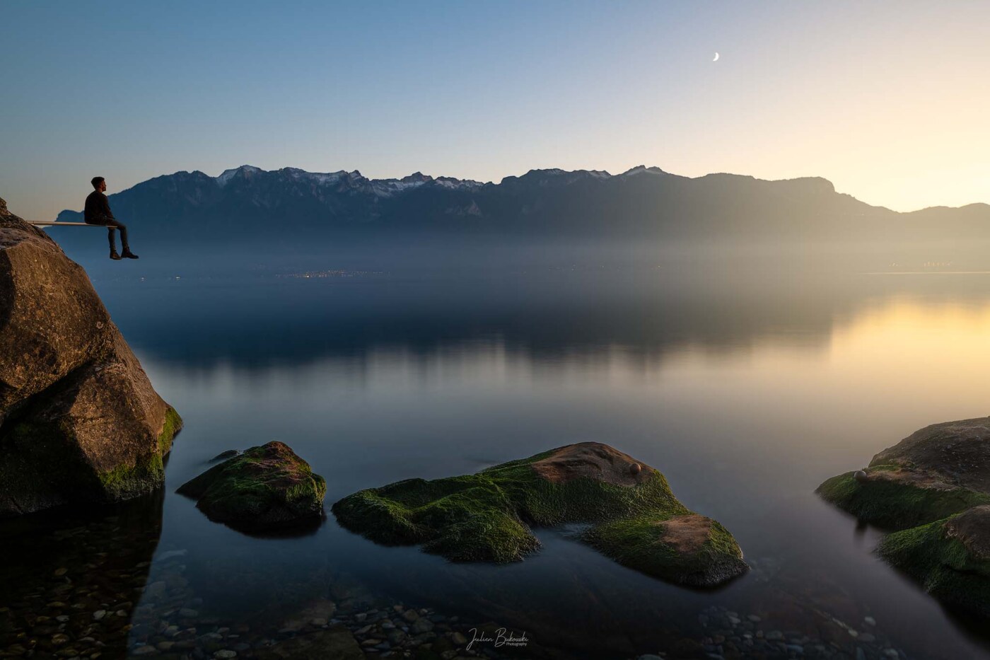 Lac Léman en pose longue à Saint-Saphorin, personnage assis au bord de l’eau