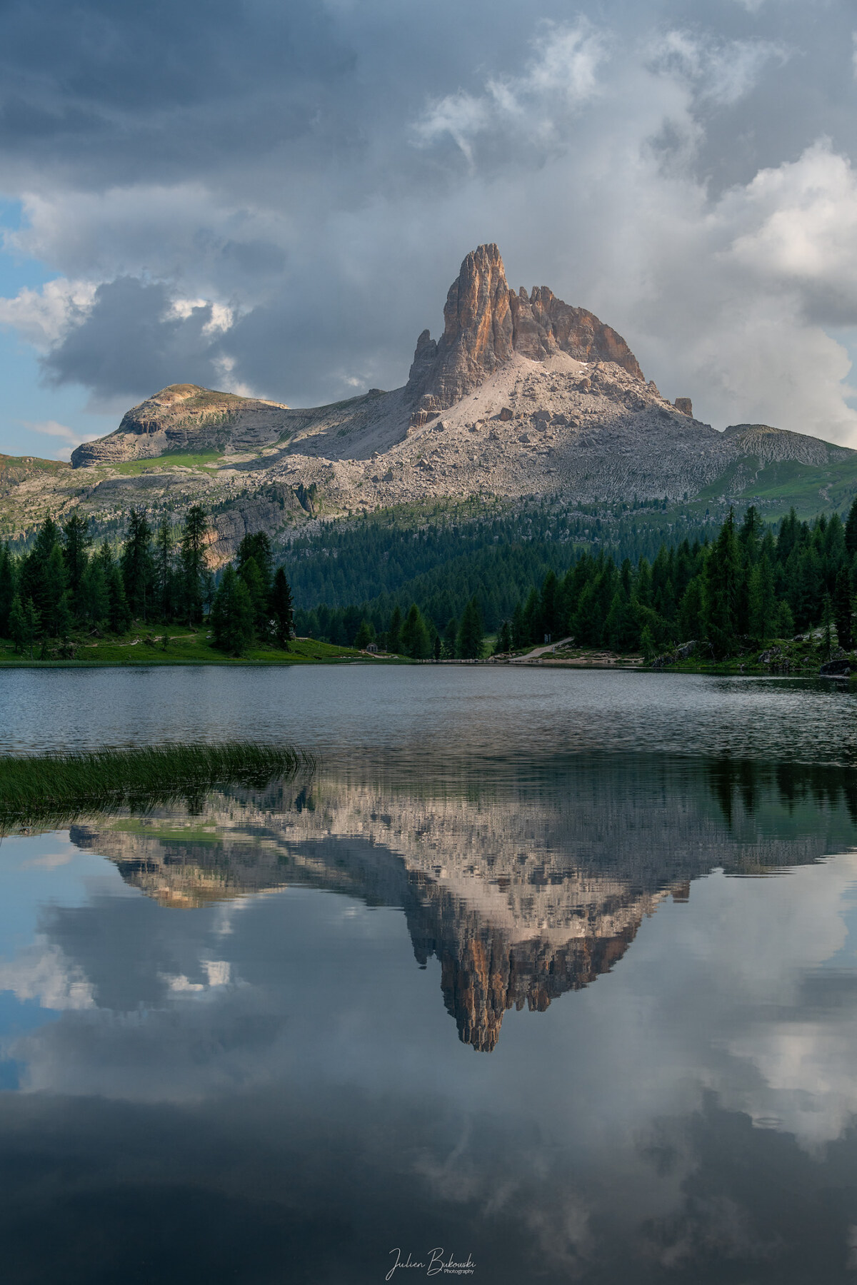 Reflet de la Malga Prendera dans le Lago Federa au lever du jour, Dolomites