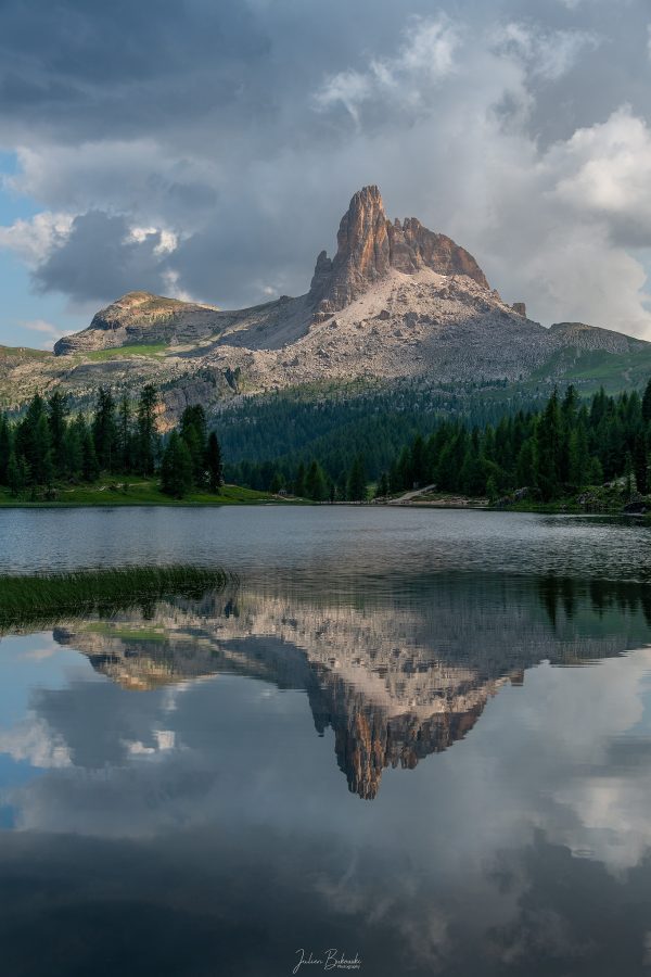 Reflet de Malga Prendera dans le Lago Federa (Dolomites - Italie)